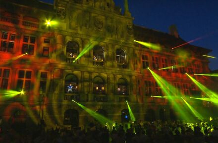Sylvester organiseert het inhuldigingsfeest van het gerenoveerde stadhuis van Antwerpen - Foto 1