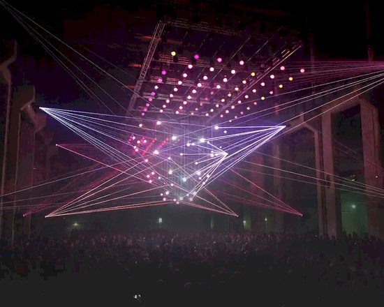 Spectacular kinetic laser show