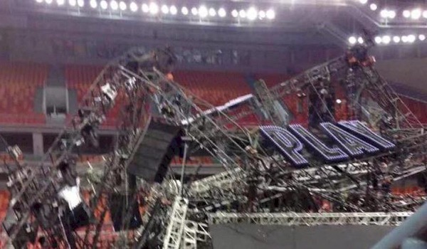 Stage Crashes Down in China: 1 Dead, 13 Injured Stage Crashes Down in China: 1 Dead, 13 Injured